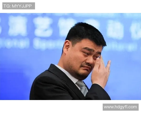 姚明身高优势成困扰车门关不上引发网友热议与幽默反应